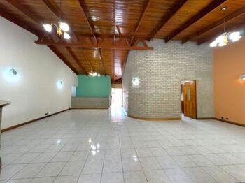 Casa en venta en Escazú de un Nivel con Uso Mixto y Gran Lote de 1.103 m² – Oportunidad Única in San Rafael, Escazú, San José — $443,000 - Photo 2 of 19