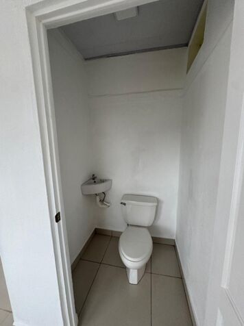 LOCAL COMERCIAL HEREDIA - SERVICIOS DE AGUA Y LUZ INCLUIDOS en San Francisco, Heredia — ₡ 300 000