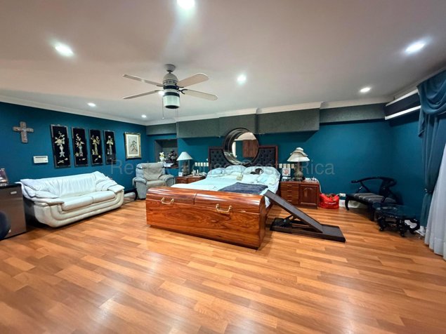 Venta de espectacular casa esquinera con potencial de inversión en San José #27-145 GS in Mata Redonda, San José — $1,250,000 - Photo 2 of 15