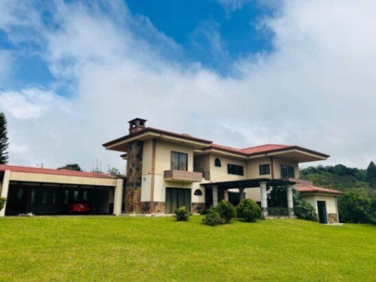 Se vende espaciosa casa con amplio lote en Vazquez de Coronado 25-1283 en San Rafael, Vázquez de Coronado, San José — $750,000