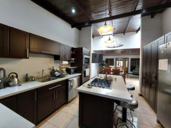 Se vende lujosa casa con uso de suelo mixto en Santo Tomas Heredia 25-1934 en Santo Domingo, Heredia — $520,000