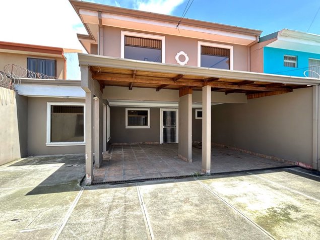 Oportunidad. Casa grande en San Pablo de Heredia en San Pablo, Heredia — $240,000