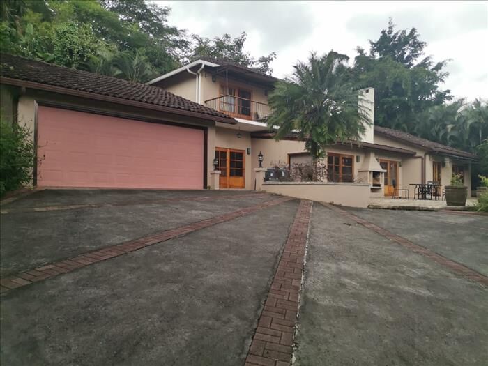 VENTA DE QUINTA CON 2 CASAS, CIUDAD COLON, RES MONTES DEL VALLE in Colón, Mora, San José — $1,500,000