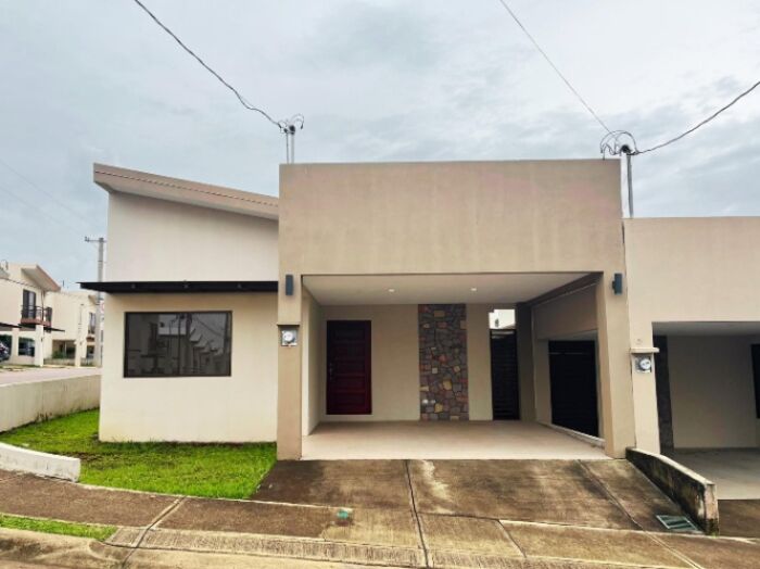 Venta de Hermosa Casa en San Isidro de Alajuela  in San Isidro, Alajuela — $190,000