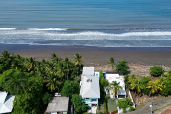 En Playa Tivives, Casa frente al Mar con piscina para Alquiler. en Caldera, Esparza, Puntarenas — $4,000 - Foto 2 de 15