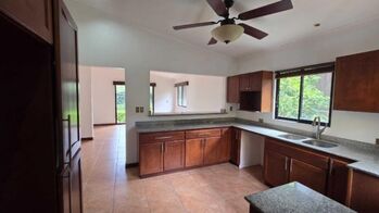 Casa en alquiler en exclusivo condominio, Santa Ana en Piedades, Santa Ana, San José — $2,300 - Foto 5 de 14
