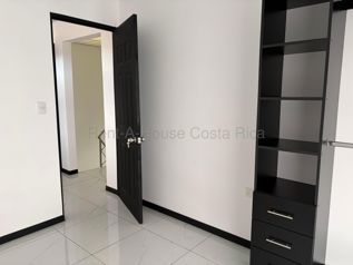 Venta de Hermosa Casa Esquinera en Anselmo Llorente, Tibás, San José — 79 900 000 ₡ - Foto 5 de 15