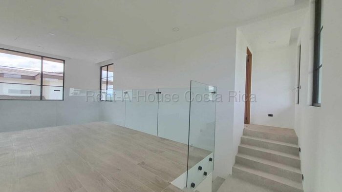 Venta de Casa de LUJO en HACIENDA LOS REYES-La Guácima de Alajuela. RAH 26-1868 en Guácima, Alajuela — $300,000 - Foto 2 de 19