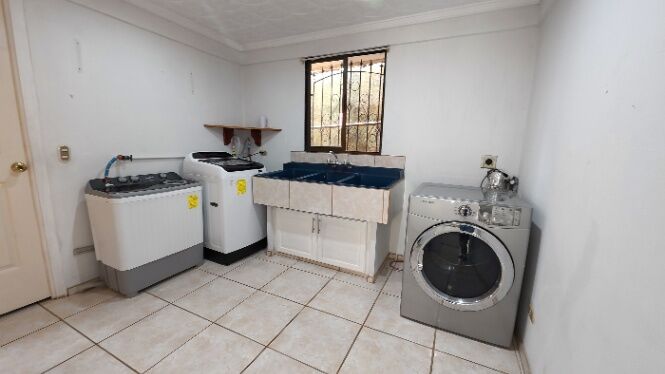 ELEGANTE Y ESPACIOSA CASA A LA VENTA CON LLAVE EN MANO EN EL CENTRO DE PÉREZ ZELEDÓN in San Isidro De El General, Pérez Zeledón, San José — $600,000