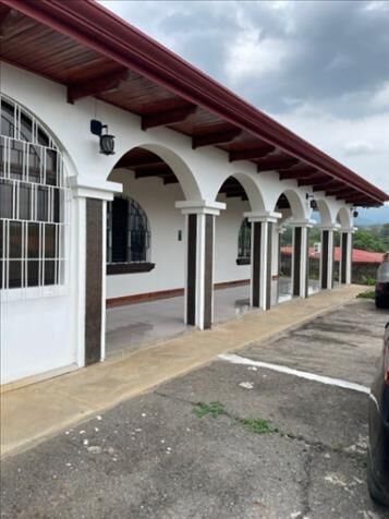BELLÍSIMA Y AMPLIA PROPIEDAD EN ATENAS.  en Atenas, Alajuela — $350,000