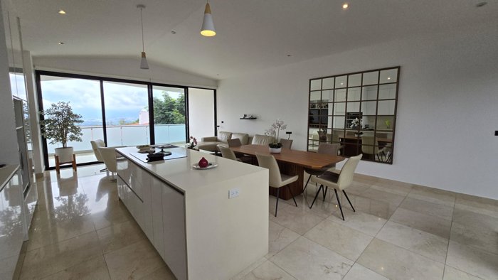 Alquiler de amplia y moderna casa en Escazú en San Antonio, Escazú, San José — $3,700 - Foto 2 de 13