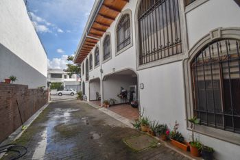Excelente Oportunidad Propiedad con 2 casas en Trejos Montealegre in San Rafael, Escazú, San José — $400,000 - Photo 3 of 29