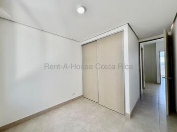Alquiler de casa moderna tipo dúplex con amenidades premium #26-1891 GS in San Antonio, Escazú, San José — $2,200 - Photo 5 of 14
