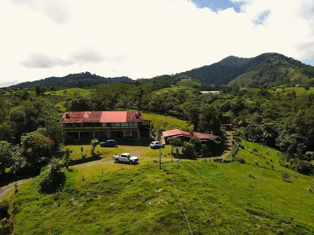 Mountain property with 4 apartments and 3 houses in Cascajal, Vázquez de Coronado, San José — $700,000 - Photo 2 of 32