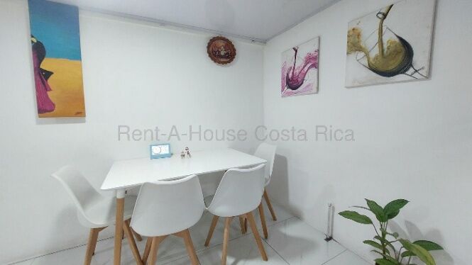 Venta | Casa remodelada con excelente ubicación en Hatillo 5 #27-19 GS en Hatillo, San José — $73,000