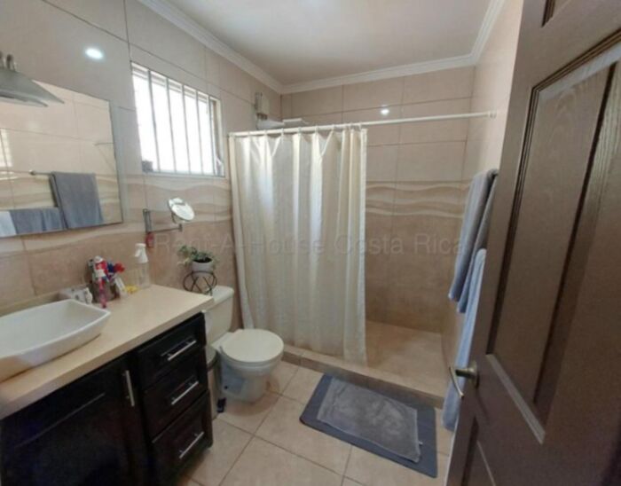 Hermosa casa en Santa Ana Piedades en Piedades, Santa Ana, San José — ₡ 57 000 000