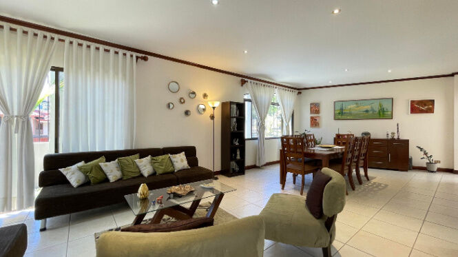 RAH OFRECE Hermosa casa esquinera en venta de dos plantas OFC /AD in Escazú, San José — $252,000