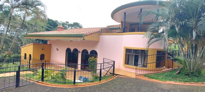 Casa en Alquiler en Naranjo, amplia, segura y con finos acabados in Naranjo, Alajuela — $2,200