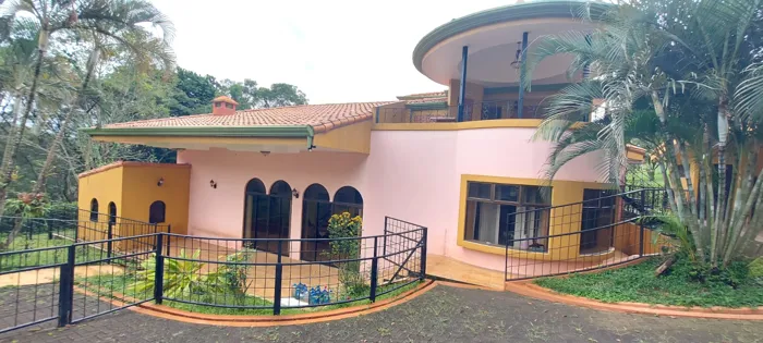 Casa en Alquiler en Naranjo, amplia, segura y con finos acabados en Naranjo, Alajuela — $2,200