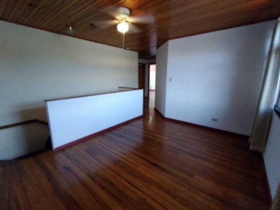 Se vende espaciosa casa para inversión en Yoses Sur 23-305 en Zapote, San José — $275,000 - Foto 3 de 22