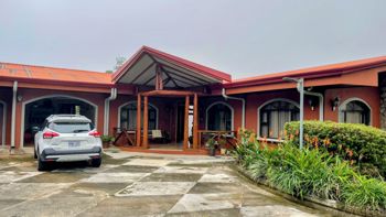 SE VENDE CASA ESTILO CHALET – SAN PEDRO, SAN RAMÓN in Alfaro, San Ramón, Alajuela — $605,000 - Photo 4 of 47
