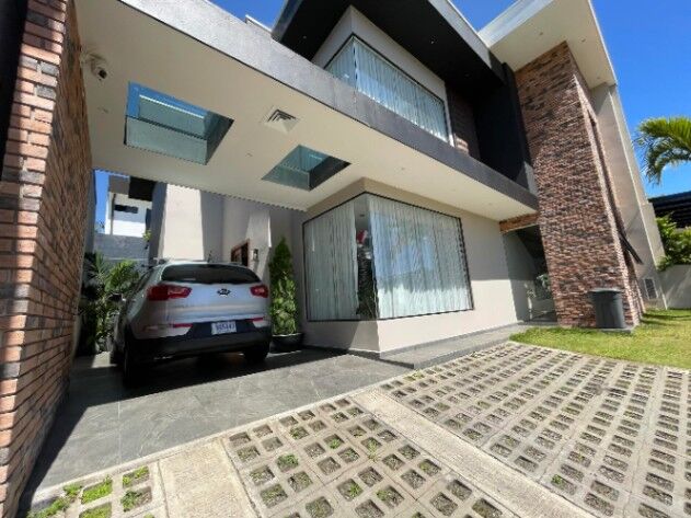 Venta de Casa Duplex ideal para Inversión en Condominio 26-1069 en Puente De Piedra, Grecia, Alajuela — $285,000
