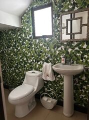 Hermosa casa esquinera, amplia terraza en Colón, Mora, San José — $245,500 - Foto 5 de 14