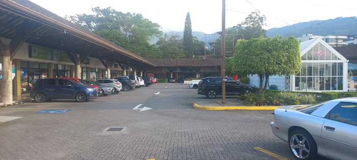 ALQUILER DE LOCAL COMERCIAL, SAN JOSE, ESCAZU, LOS LAURELES in Escazú, San José — $1,865 - Photo 2 of 9