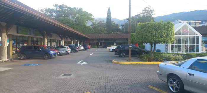 LOCAL COMERCIAL EN ALQUILER, SAN JOSÉ, ESCAZÚ, LOS LAURELES in Escazú, San José — $1,865 - Photo 2 of 9