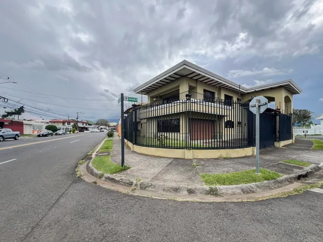 Casa equinera terreno Rohrmoser por el  Freshmarket AID uso mixto in Escazú, San José — $1,350,000