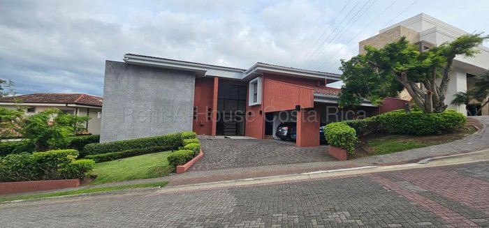 Alquiler de Casa en San Rafael de Escazú. RAH 27-472 in San Rafael, Escazú, San José — $5,000
