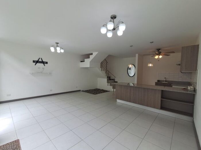 MLS-26-851 ALQUILER HERMOSA CASA DE 3 NIVELES SANTO DOMINGO HEREDIA en Santo Domingo, Heredia — $1,700