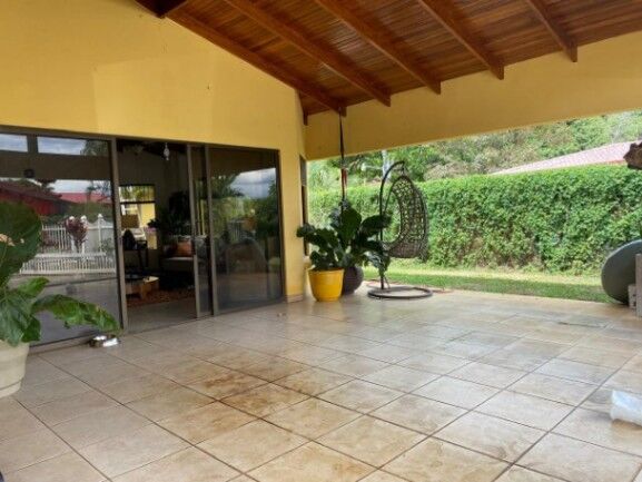 Se vende espaciosa casa con patio y piscina en Atenas Alajuela 25-1457 en Atenas, Alajuela — $350,000
