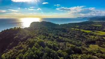 Se vende Finca con Fantásticas vistas al mar en Playa San Miguel.