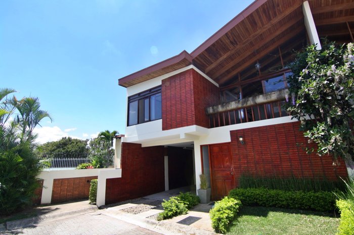 Venta casa de 2 pisos con jardín y terraza, Moravia. (FE) en San Vicente, Moravia, San José — $198,000