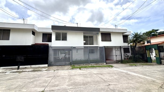 Casa Venta cerca de UCIMED Sabana Oeste con Gran Potencial en Escazú, San José — $185,000