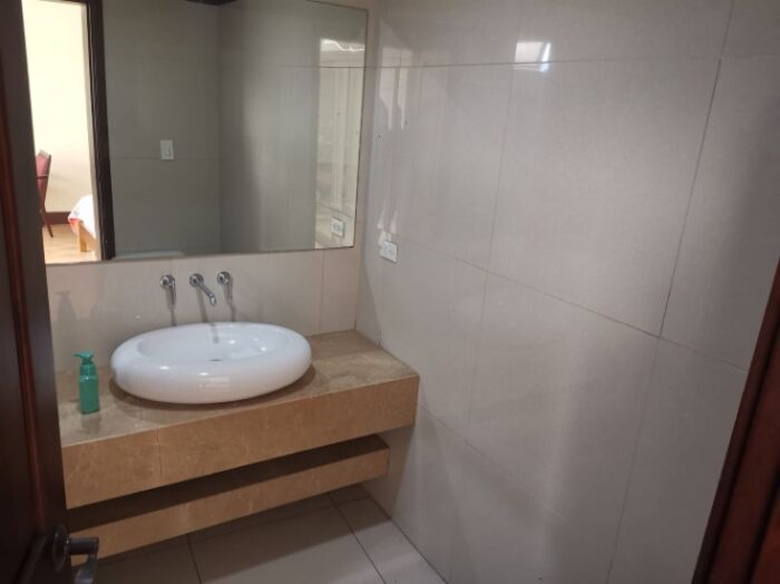 Se vende APARTAMENTO en Torres del Lago, Sabana San José in Mata Redonda, San José — $186,000