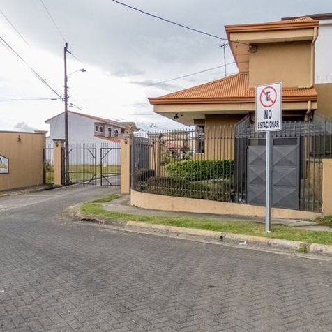 VENTA DE CASA, CARTAGO, OREAMUNO, CONDOMINIO VEREDAS DEL IRAZU in San Rafael, Oreamuno, Cartago — $195,000