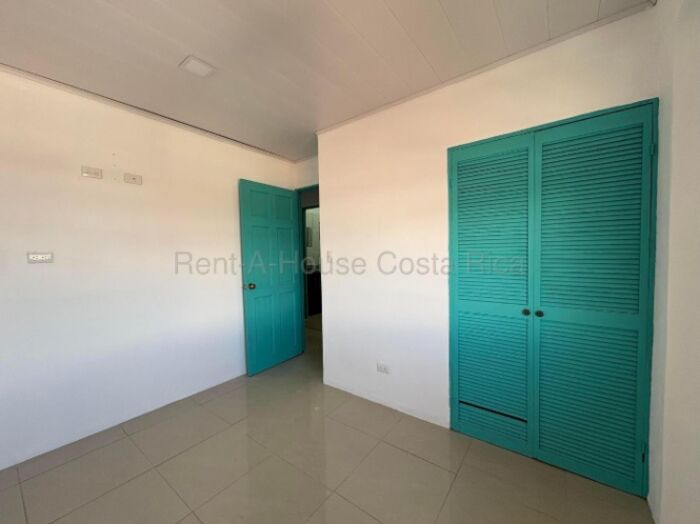 Acogedor apartamento en condominio con 2 parqueos cerca de servicios #26-1624 GS en Cinco Esquinas, Tibás, San José — $84,000