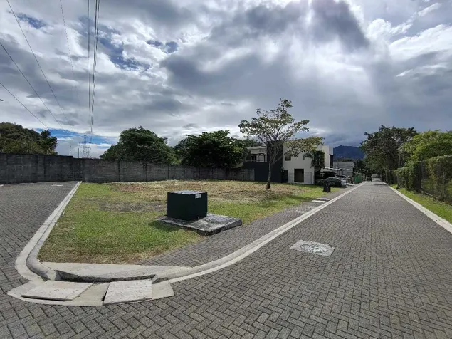 VENDO HERMOSO, PLANO Y ESQUINERO LOTE EN CONDOMINIO CIMA REAL, GUACIMA en Guácima, Alajuela — $85,000 - Foto 2 de 29