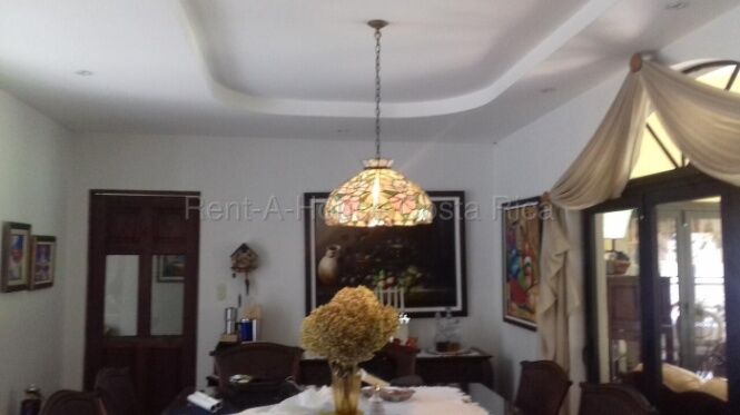 Casa de lujo de 2 niveles con amplitud, privacidad y elegancia #26-1673 GS in Pozos, Santa Ana, San José — $875,000
