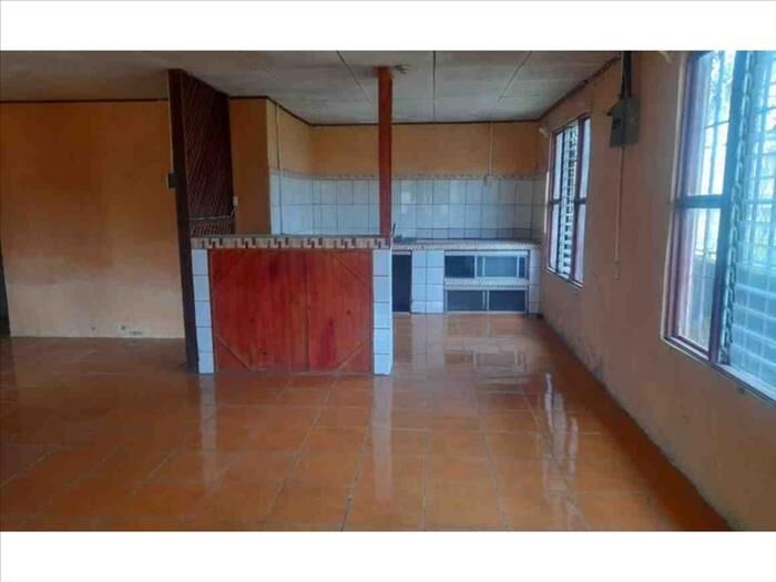 VENTA DE CASA PARA REMODELAR, LIMON, SIQUIRRES, BARRIO SAN MARTIN in Siquirres, Limón — ₡ 37 600 000