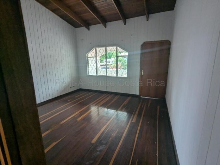 Venta casa dúplex de 4 habitaciones con patio y parqueo cubierto #26-2165 GS in Santa Ana, San José — $240,000