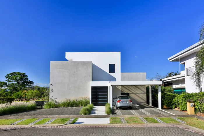 Se vende Casa minimalista en Hacienda Los Reyes en Guácima, Alajuela — $495,000