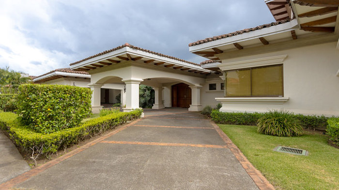 VENTA O ALQUILER  DE CASA EN CONDOMINIO BOSQUES DE LINDORA in Pozos, Santa Ana, San José — $899,000 - Photo 3 of 30
