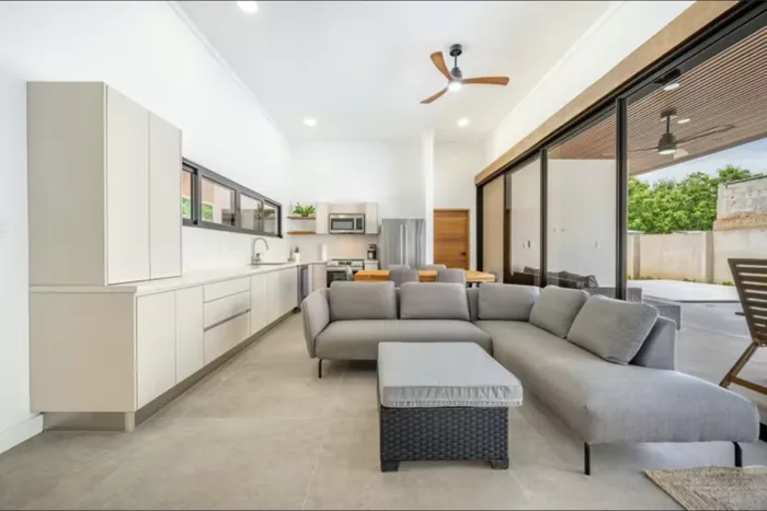 Oasis Tropical Privado – Casa Moderna Cerca de la Playa Avellanas en Tamarindo, Santa Cruz, Guanacaste — $399,000 - Foto 2 de 19