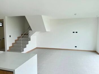 🏡𝐂𝐚𝐬𝐚 𝐩𝐚𝐫𝐚 𝐄𝐬𝐭𝐫𝐞𝐧𝐚𝐫 𝐞𝐧 𝐀𝐥𝐪𝐮𝐢𝐥𝐞𝐫!  En condominio Avenida del Este en Sánchez, Curridabat, San José — $2,500 - Foto 4 de 8