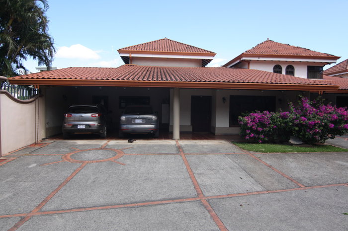Casa en venta Condominio Santa Ana (FE) in Santa Ana, San José — $325,000