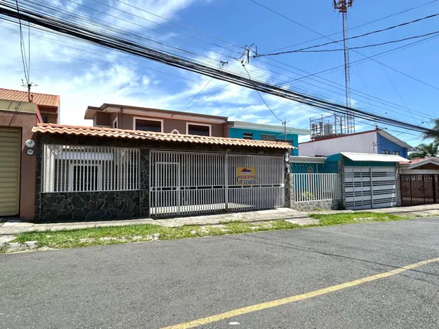 Oportunidad. Casa grande en San Pablo de Heredia en San Pablo, Heredia — $240,000 - Foto 3 de 21