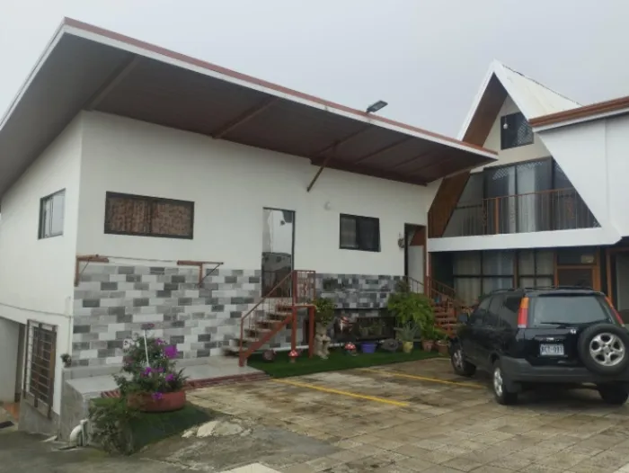 Venta de Edificio con 20 apartamentos y locales en Heredia Centro en Heredia — $1,500,000